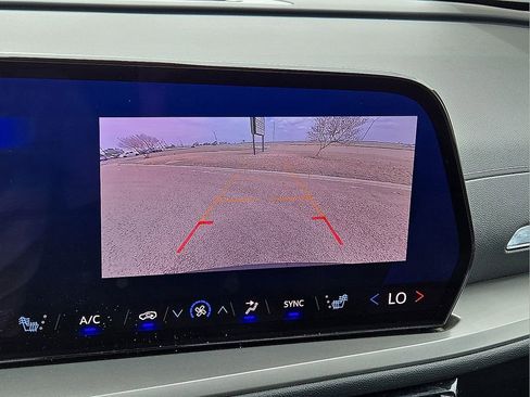 Used 2025 Chevrolet Traverse LT image 28