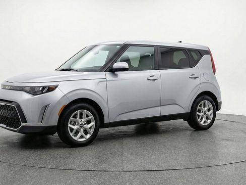 Used 2025 Kia Soul LX w/ LX Technology Package image 3