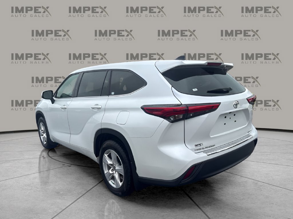 Used 2022 Toyota Highlander LE AWD/4WD image 3