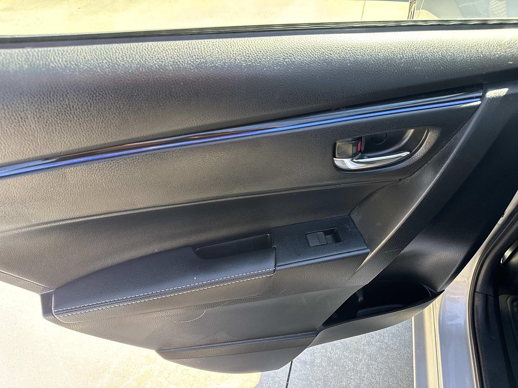 Used 2017 Toyota Corolla SE w/ SE Premium Package FWD image 18