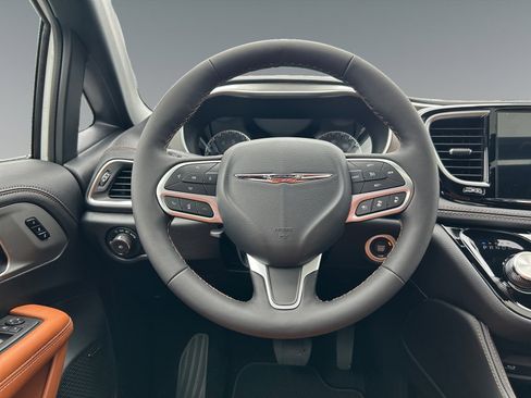 New 2026 Chrysler Pacifica Pinnacle image 12