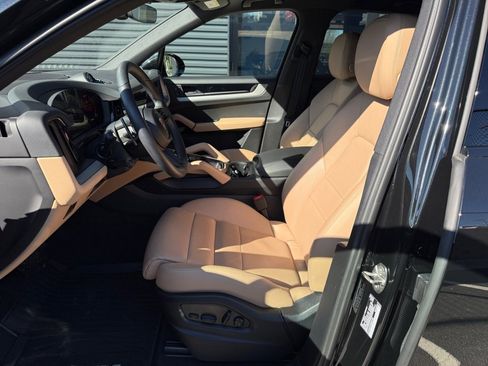 Certified 2025 Porsche Cayenne image 5