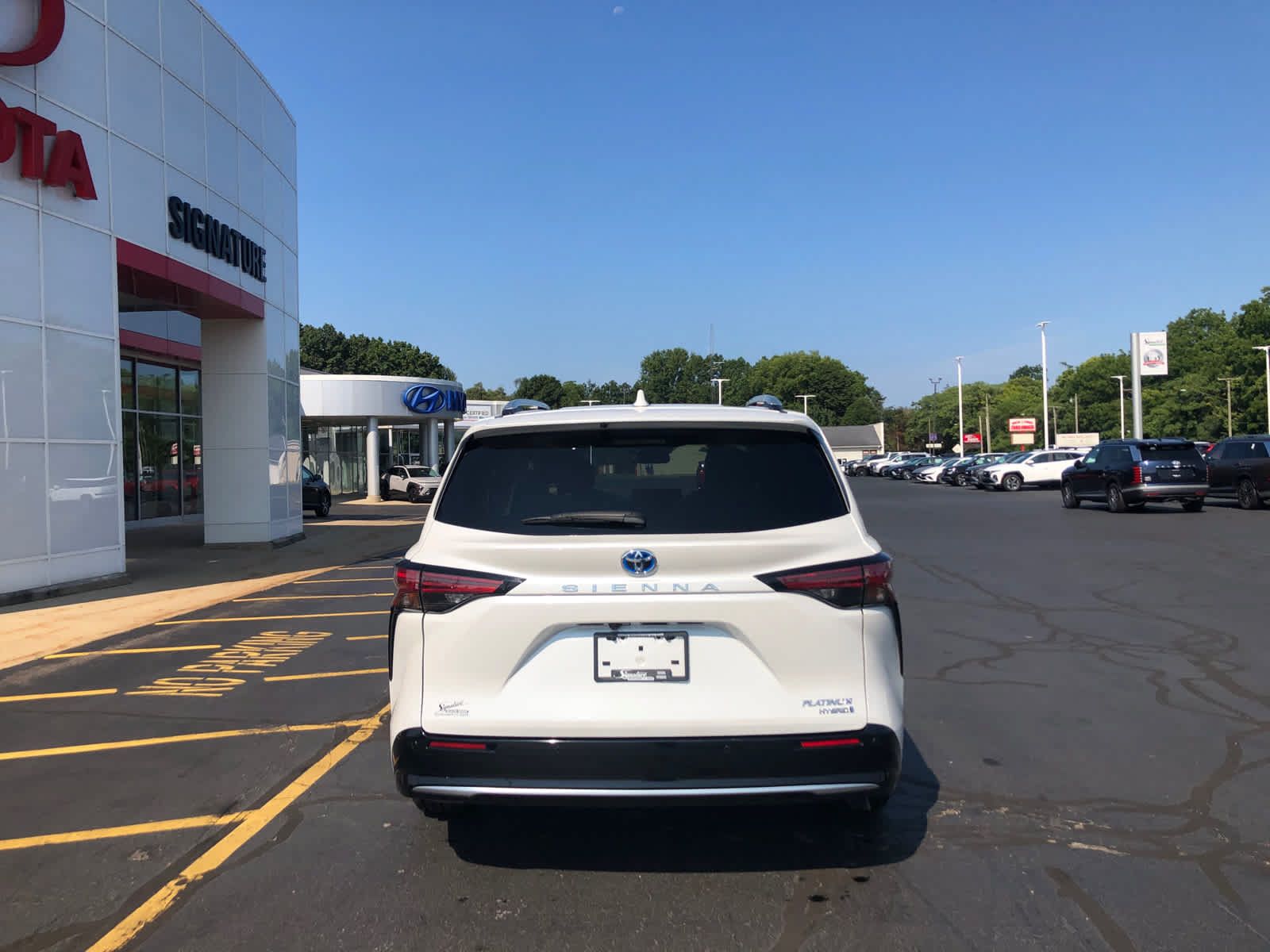 Used 2024 Toyota Sienna Platinum FWD image 6