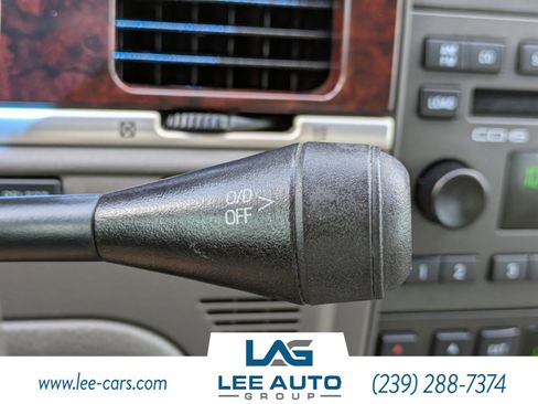 Used 2011 Lincoln Town Car Signature Limited RWD image 23