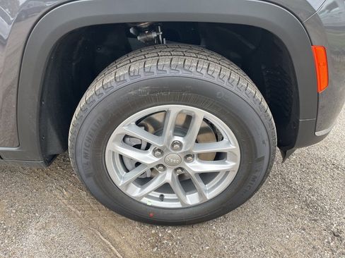 New 2025 Jeep Grand Cherokee L Laredo image 9