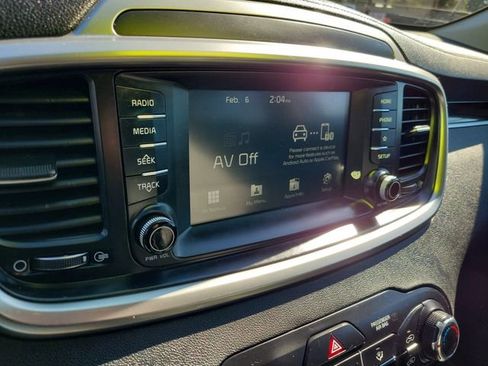 Used 2020 Kia Sorento LX image 19