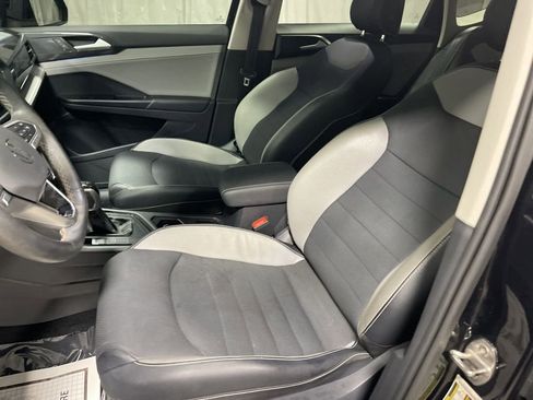 Used 2022 Volkswagen Taos SEL w/ Panoramic Sunroof Package image 18