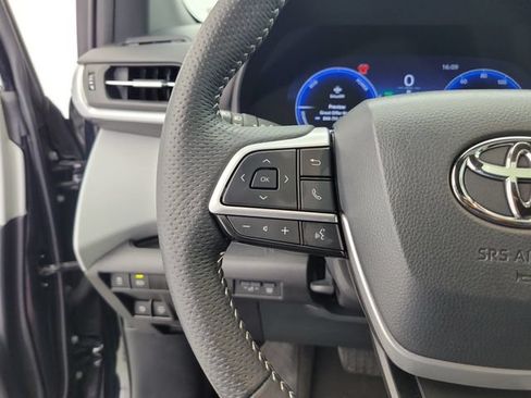 Used 2025 Toyota Sienna XSE FWD image 25
