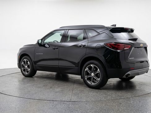 Used 2025 Chevrolet Blazer LT FWD image 6