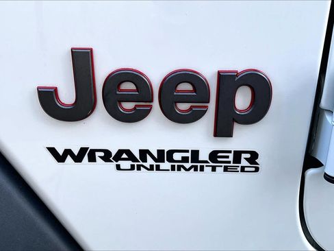 Used 2022 Jeep Wrangler Unlimited Rubicon w/ Cold Weather Group AWD/4WD image 9