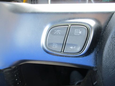 Used 2004 Chevrolet SSR w/ Preferred Equipment Group RWD image 18