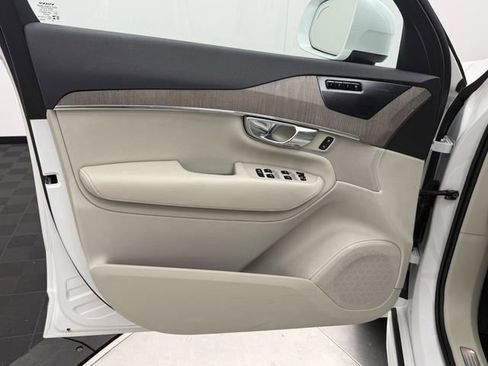 Used 2023 Volvo XC90 B6 Plus image 10