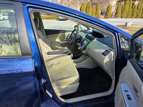 Used 2014 Toyota Prius V Three image 18