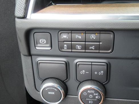 New 2025 Chevrolet Suburban High Country image 26