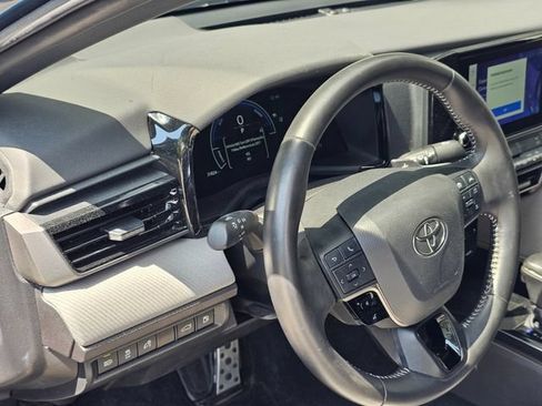 Used 2025 Toyota Camry SE FWD image 6