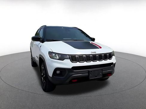 Used 2025 Jeep Compass Trailhawk AWD/4WD image 3