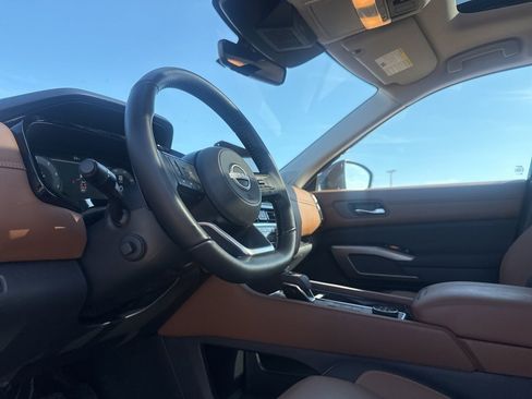 Used 2025 Nissan Pathfinder Platinum image 42