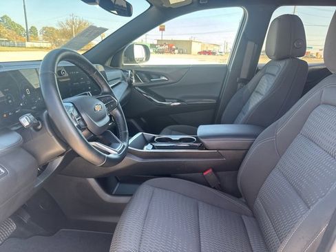 Used 2025 Chevrolet Equinox LT image 2