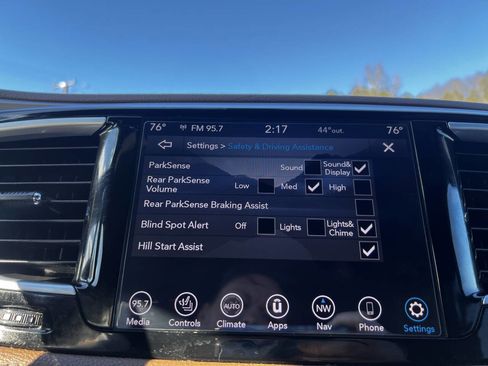 Used 2020 Chrysler Pacifica Limited image 32