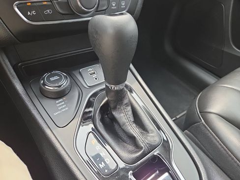 Used 2020 Jeep Cherokee Latitude Plus AWD/4WD image 36