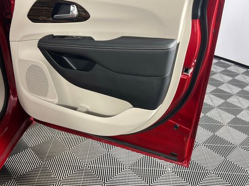 Certified 2024 Chrysler Pacifica Limited image 32