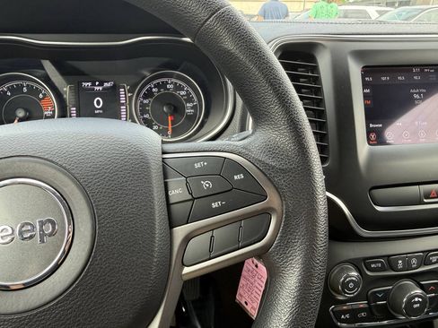 Used 2019 Jeep Cherokee Latitude w/ Popular Appearance Group FWD image 15