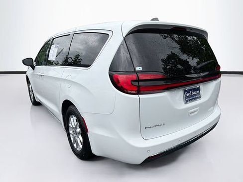 Used 2023 Chrysler Pacifica Touring-L FWD image 7
