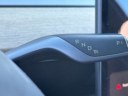 Used 2022 Tesla Model Y Long Range image 21