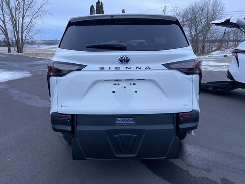 Used 2025 Toyota Sienna LE image 10