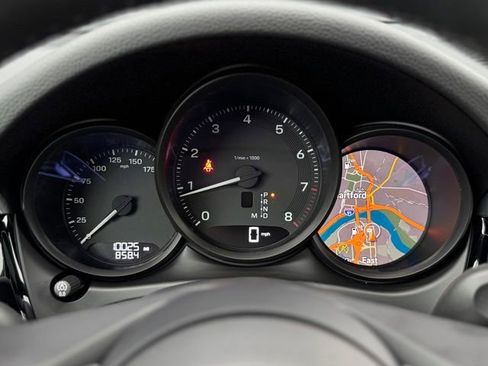Certified 2025 Porsche Macan AWD/4WD image 24