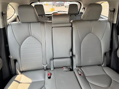 Used 2021 Toyota Highlander XLE AWD/4WD image 16