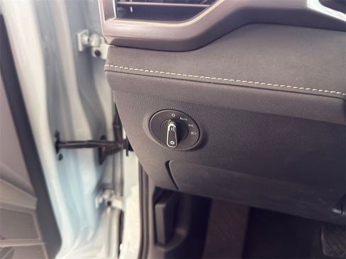 New 2026 Volkswagen Taos SE image 16