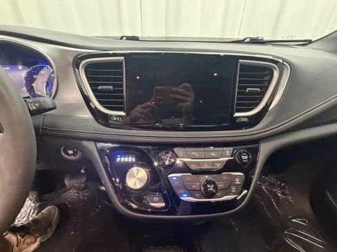 Used 2023 Chrysler Pacifica Touring-L w/ S Appearance Package FWD image 16