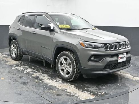 Used 2024 Jeep Compass Latitude image 2