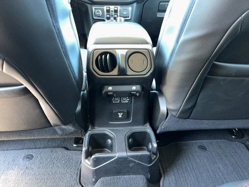 Used 2019 Jeep Wrangler Unlimited Sahara w/ Uconnect 4C Nav & Sound Group AWD/4WD image 24