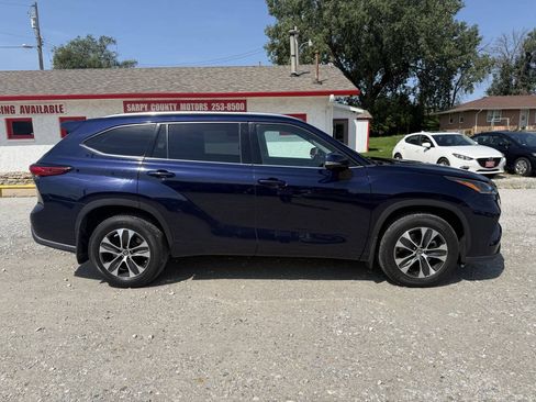 Used 2021 Toyota Highlander XLE AWD/4WD image 2