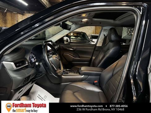 Used 2023 Toyota Highlander XLE AWD/4WD image 18