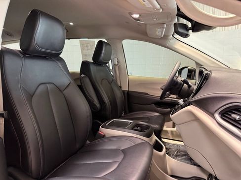 Used 2024 Chrysler Pacifica Touring-L AWD/4WD image 18