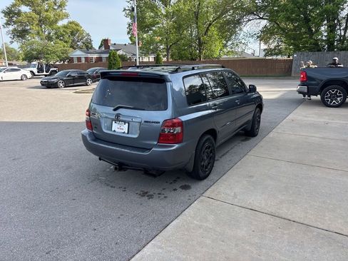 Used 2005 Toyota Highlander 2WD V6 w/ 3rd Row image 4