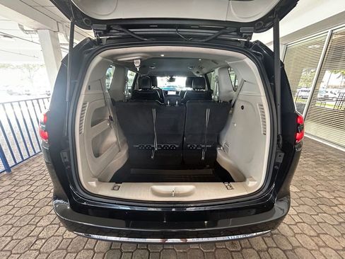 Used 2022 Chrysler Pacifica Touring-L image 30