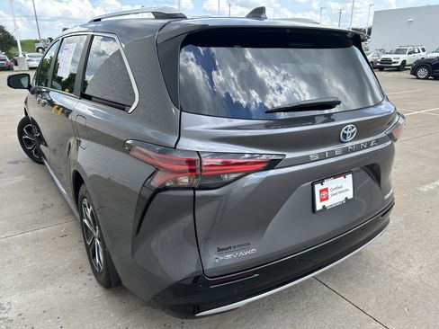 Certified 2025 Toyota Sienna Platinum AWD/4WD image 4