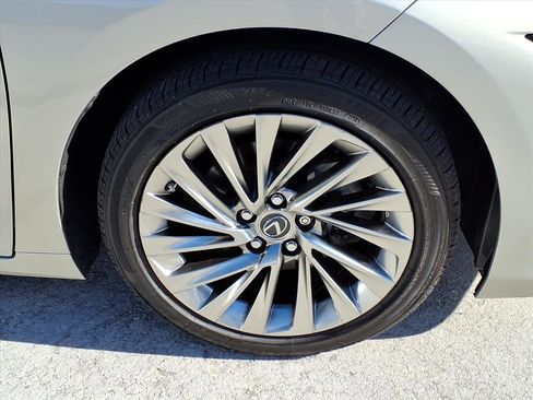 Used 2019 Lexus ES 300h w/ Luxury Package image 11