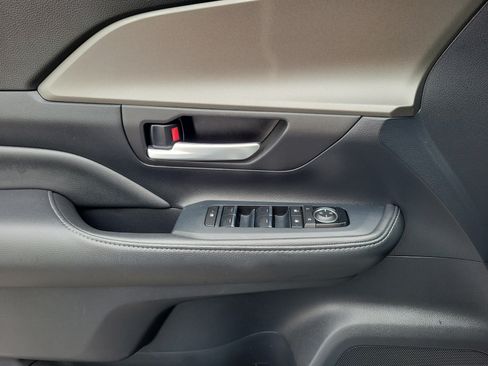 Used 2025 Toyota Grand Highlander FWD image 17