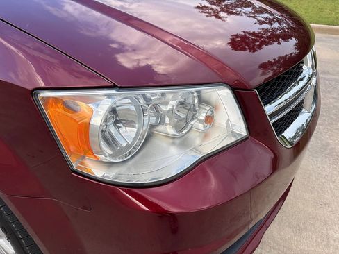 Used 2018 Dodge Grand Caravan SE w/ UConnect Hands-Free Group image 9
