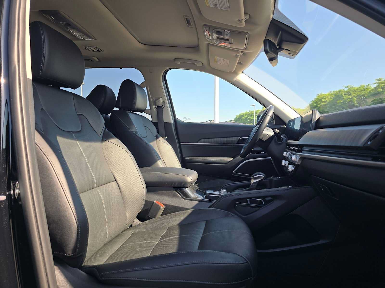 Used 2024 Kia Telluride EX w/ EX Captain's Chair Package FWD image 10