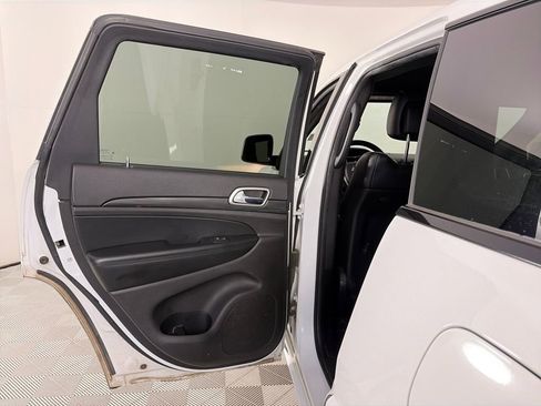 Used 2019 Jeep Grand Cherokee Altitude image 12