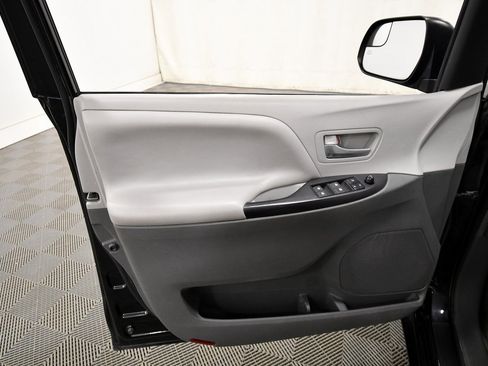 Used 2015 Toyota Sienna LE image 12