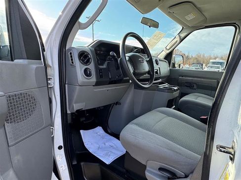 Used 2009 Ford E-350 and Econoline 350 Super Duty Wagon image 31