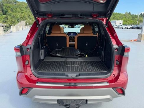 Certified 2024 Toyota Highlander Platinum AWD/4WD image 13