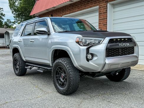Used 2018 Toyota 4Runner TRD Off-Road Premium AWD/4WD image 24